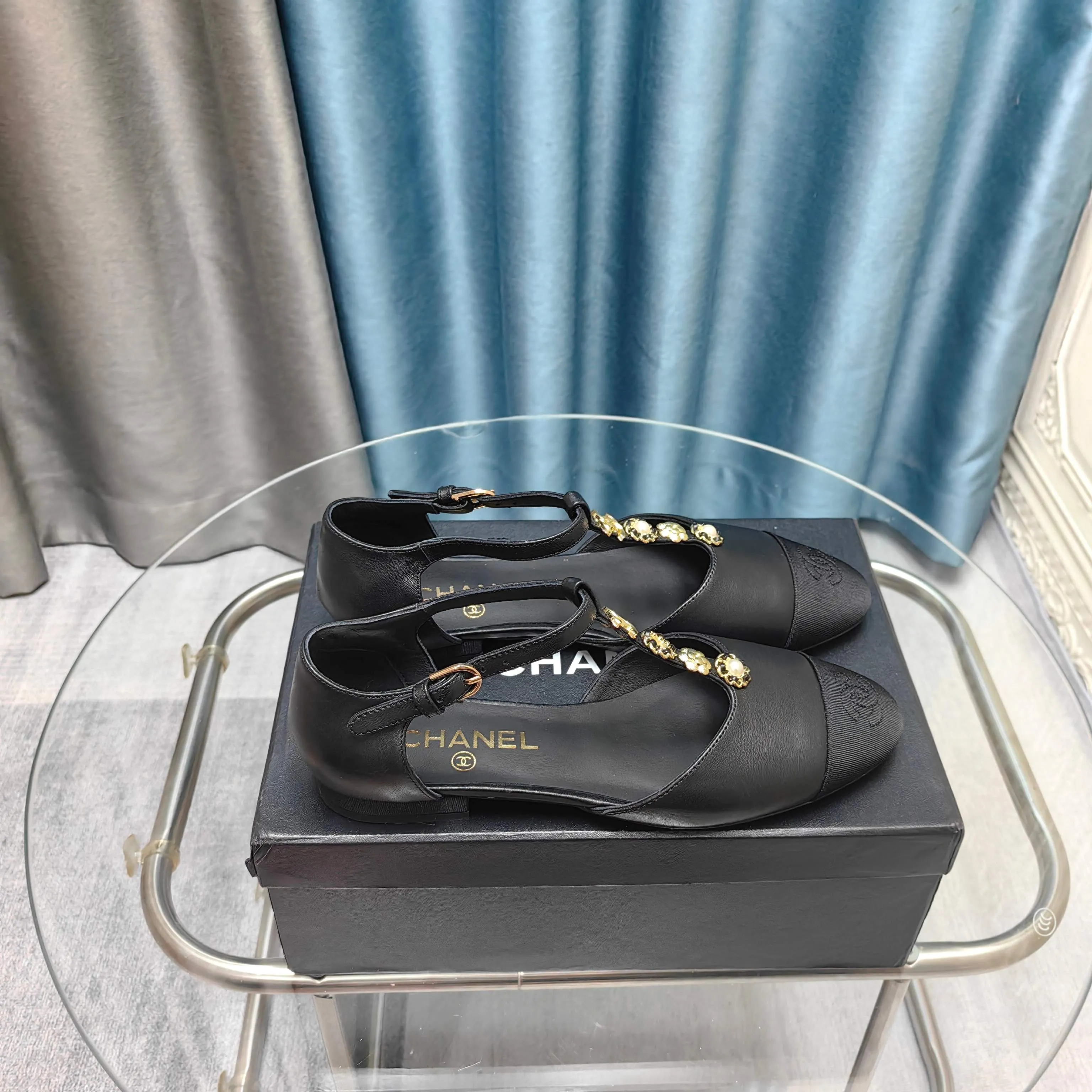 👟👟Ex-factory price 560👟👟 2025ss CHANEL hollow Mary Jane sandals, classic and fashionable. The iconic black and color-blocked upper is elegant and unique, and the double C element underlines the brand style in a low-key way. Decorated with exquisite metal chains, it is smart and eye-catching. Simple buckle design fits the foot. Whether for commuting or leisure, it can add points to your outfit and easily interpret French elegance. Upper: Sheepskin Lining: Sheepskin Insole: Sheepskin Size: 35-39 (set at 40.41)
